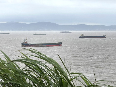 　南北竿西側海域出現大量下錨避風的大陸商貨船。（圖／文：陳鵬雄）