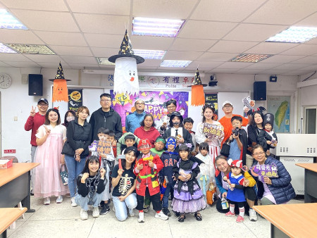 提前歡度萬聖節,東莒國小與附幼兒園及東莒家園全校師生精心打扮走上街。(圖/文:蔡夢玲)