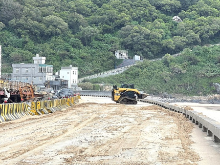 颱風快閃而過,北竿鄉公所展開塘后道積沙清除作業。(圖/文:陳鵬雄)