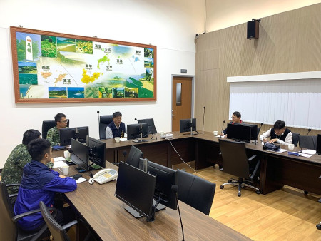 連江縣交通旅遊局邀請馬防部協調軍機作業模式,未來將採軍民各半方式疏運。(圖:連江縣交旅局)