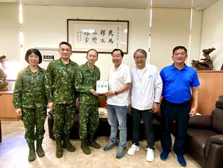 　馬防部新舊任指揮官黃先任、劉慎謨先後拜訪縣府、縣議會，縣長王忠銘、議長張永江表歡迎。（圖／文：曹重偉、連江縣政府）