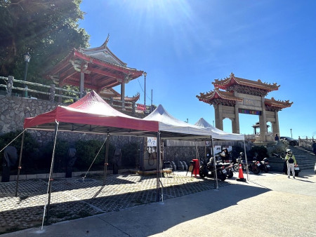 第九屆馬祖馬拉松將於3日盛大登場,經過工作人員們努力,從會場佈置、沿途補給站、醫療站及臨時廁所與賽道整潔都完成整備。(圖/文:曹重偉)