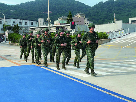 武裝跑步。（圖：何蕙圳）