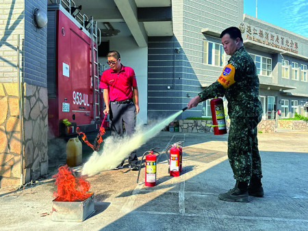 滅火器操作。（圖：邱彥愷）