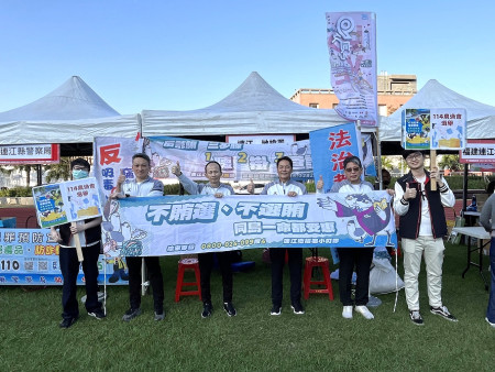 全島跑起來!連江地檢署結合馬拉松盛事設攤宣導,檢察長特邀縣長王忠銘、金防部指揮官黃先任、馬防部指揮官劉慎謨協力。(圖/文:曹重偉)