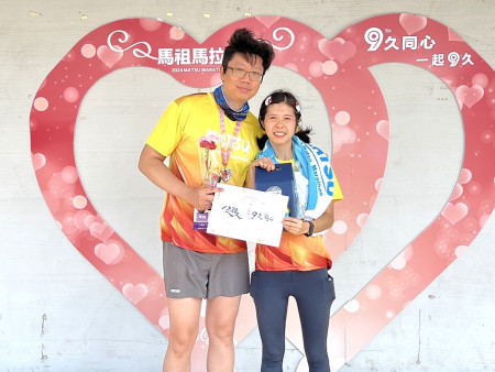 第9屆馬祖馬拉松圓滿結束,上千名跑者共襄盛舉;全馬冠軍Francis除了獎金5萬元,還抱回等體重57.7公斤的馬祖高粱。(圖/文:馮紹夫)