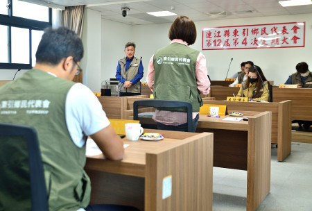 　東引鄉民代表會第12屆第4次定期大會進行鄉政總質詢，鄉代表就冬季離島交通船調度、漁民無冰塊冷藏漁獲等議題提出詢問及建議。（圖／文：陳其敏）