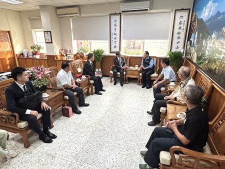 法務部調查局長陳白立一行拜訪縣府,縣長王忠銘熱情接待,雙方就馬祖馬拉松及馬高航線熱烈交流。(圖/文:曹重偉)