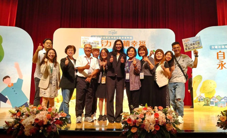 衛生福利部4日盛大舉辦全國社區發展金卓越社區表揚典禮,民社處長曾玉花率獲獎社協幹部前往參加,鐵板社協、東湧社協獲殊榮。(圖:縣府民政處)