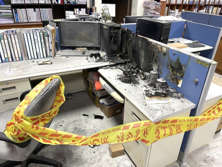 台電馬祖區處2樓辦公室4日晚間傳火警,消防人員迅速撲滅避免災情擴大。(圖:台電馬祖區處)