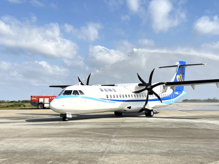 睽違20年後,高雄-南竿直飛班機再次抵達,縣長王忠銘感謝中央及高市府等各部會支持,並期待未來以固定航班方向執行。(圖/文:馮紹夫)