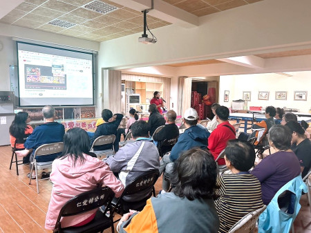 推動友善離島,財團法人高雄市私立小天使家園專員來馬舉辦兒童收出養活動宣導,協助民眾對兒少收出養服務的理解與支持。(圖/文:曹重偉)