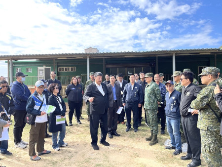 　立委陳雪生邀各界現勘塘岐靶場遷移案，要求軍方加速作業期程。（圖／文：陳鵬雄）