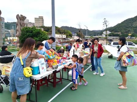 轉角蚤到愛環保二手市集今年最後一場次,預定10日下午4時在清水運動公園舉辦,結合吃、喝、玩、手作,歡迎愛尋寶的鄉親一起來。(圖:環資局)