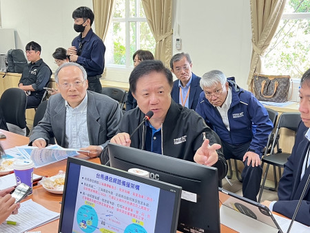 中華電信董事長簡志誠在立院交委員會座談會中說明台馬第4海纜進度,工程預計115年6月完工。(圖/文:馮紹夫)
