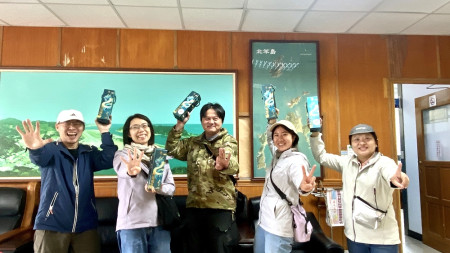 2024北竿秋冬贈酒活動開跑,首日即有遊客開心領酒。(圖:北竿鄉公所)