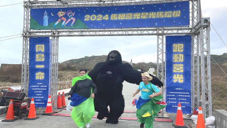 第3屆莒光星光馬拉松9日於莒光遊客中心前熱鬧開跑!賽前莒光鄉長陳樂禮親自前往碼頭迎接跑者,許多跑者還特地裝扮上路,為賽事增添趣味。(圖/文:蔡夢玲)