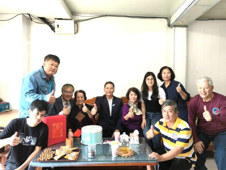 仁愛村陳營金女士於9日熱鬧喜迎90歲生日,縣長王忠銘帶著賀禮和金戒指,與鄉長林志東、村長黃寶清一同登門祝賀。(圖:黃沛宣)