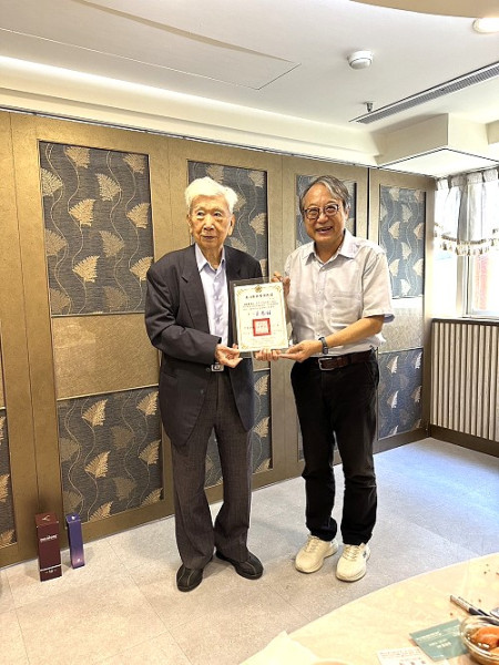 高齡近百歲東引老兵袁俊傑先生,捐贈新台幣100萬元給東引國中小學做為獎助學金。昨日,縣府秘書長張龍德專程前往其台中住處,代表縣長王忠銘致贈榮譽縣民證。(圖:縣府教育處)