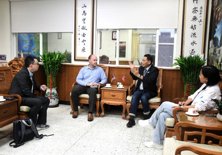 　縣長王忠銘12日下午接見美國在臺協會經濟組經濟官 Jeff Hale、資深研究員Ta-Ching Shih，主要討論馬祖在兩岸關係之間定位等議題。（圖／文：曹重偉）