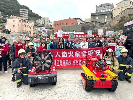 連江縣消防局在南、北竿舉辦消防機器人啟用暨狹小巷弄運用搶救演練。(圖:連江縣消防局)