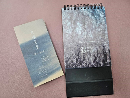 「記憶盲盒—林美玲纖維藝術創作個展」將於17日(日)在民俗文物館舉辦開展典禮,歡迎民眾踴躍參加,報名前30名朋友,可獲「2025記憶盲盒精美桌曆」。(圖:縣府文化處)
