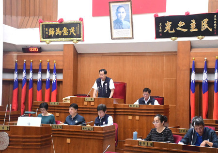 　縣議會第8屆第4次定期大會開議，議員們完成報到並召開預備會議。縣長王忠銘、副縣長陳冠人前往議場致意，預祝大會順利圓滿。（圖／文：曹重偉）