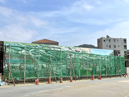 　興建十年之後，塘岐入村口彩繪牆今年重新上漆至少再用十年。（圖／文：陳鵬雄）