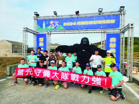 完賽合影留念。（圖：曾俊豪）