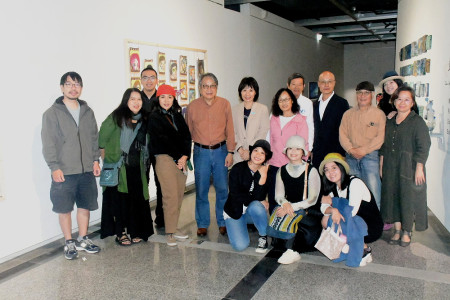 　林美玲記憶盲盒纖維藝術創作個展17日熱鬧開展，秘書長張龍德等前往致意，她的學員特別戴著羊毛氈帽子現身力挺，氣氛溫馨。（圖／文：曹重偉）
