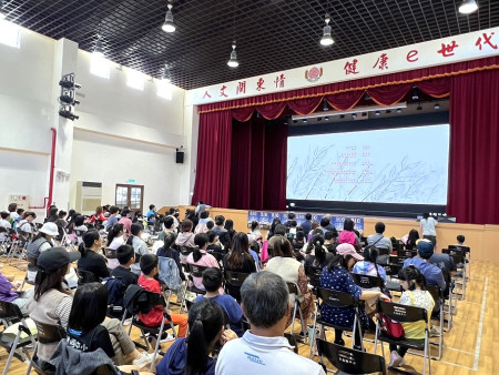 家教中心親子電影院《BIG》暖心演出,不少大人小孩哭紅眼眶。(圖/文:馮紹夫)
