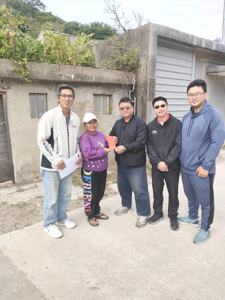 台電公司關懷地方弱勢,致贈關懷金予四鄉五島低收入戶家庭,並關心家戶用電安全。(圖:台電馬祖區營業處)