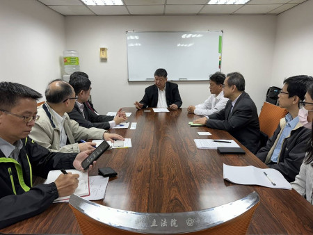 立委陳雪生18日邀集縣政府、民航局、能源署及台灣中油公司針對馬高航線續飛議題進行討論。(圖:立委陳雪生辦公室)