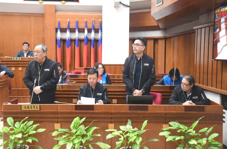 　議會定期大會展開各單位工作報告，議員邀莒光戶政事務所主任江敬涵、馬祖酒廠行政經理高漢瑜兩位新面孔起身介紹。（圖／文：曹重偉）