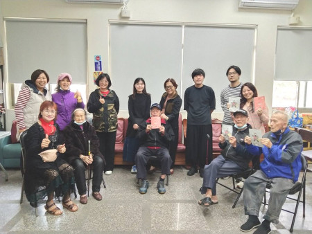 分流閩東語復振計畫語言培力工作坊日前邀請桃園的「龍山好王」團隊及在地道長陳柏儒先生,一同分享如何以設計推廣家鄉文化。(圖:黃沛宣、小島旦)