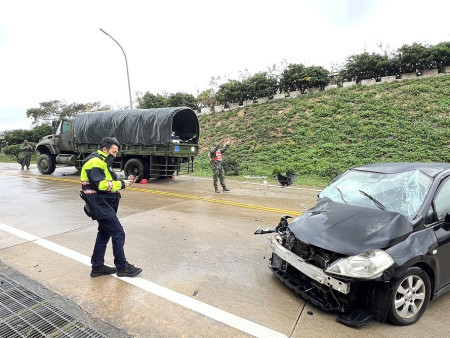 福澳往清水路段19日上午發生自小客車擦撞軍用卡車事故,駕駛頭部撕裂傷送醫急救。(圖/文:馮紹夫)