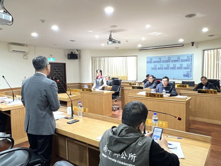 南竿鄉代會總質詢登場,南竿殯葬設施與殯葬自治條例修正草案成為討論焦點。(圖/文:馮紹夫)
