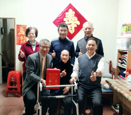介壽村王火金女士於昨(20)日歡慶迎接101歲生日,縣長王忠銘為她戴上專屬的金戒指,依嬤精神抖擻,眉開眼笑。(圖/文:黃沛宣)