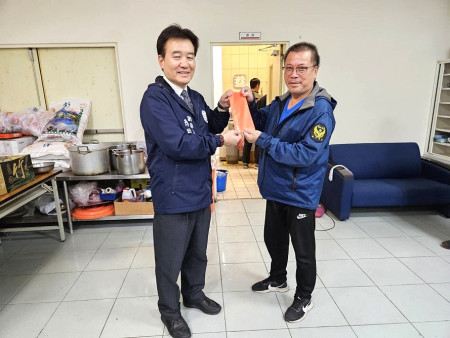表彰義消對連江縣災害搶救的貢獻,縣府與縣議會舉辦災害防救義消志工聯誼餐會,表揚各義消團隊並頒發風災期間及搶救獎勵金。(圖:連江縣消防局)