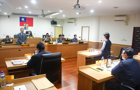 　南竿鄉代會21日鄉政總質詢，主要議題圍繞生命園區後續規劃、老人參訪及敦親睦鄰經費用途等，鄉長林志東及權責課長立即回覆。（圖／文：曹重偉）