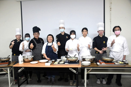 　馬祖高中21日中午舉行「媽祖傳情在地發展創意計畫」觀光餐飲學程成果展，展現在地創意料理魅力及學生多才多藝。（圖／文：曹重偉）