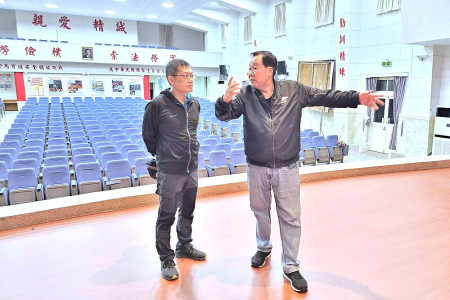　東引介壽堂完成修繕整理，議長張永江、東引指揮部指揮官林主典共同訪視經過微改造後的展演空間新風貌。（圖：連江縣議會提供）
