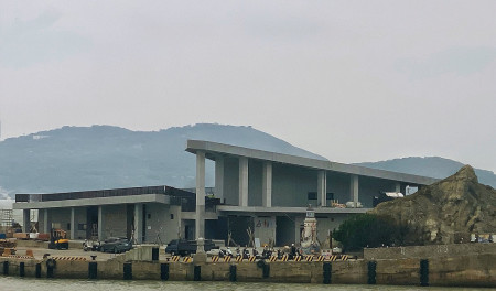 東莒旅運大樓進入最終階段,預計年底前驗收。(圖/文:蔡夢玲)