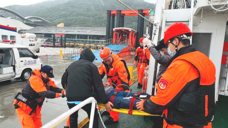 一名北竿鄉親21日因頭部外傷,醫生評估有就醫急迫性,由馬祖海巡緊急後送至縣立醫院。(圖:馬祖海巡隊)