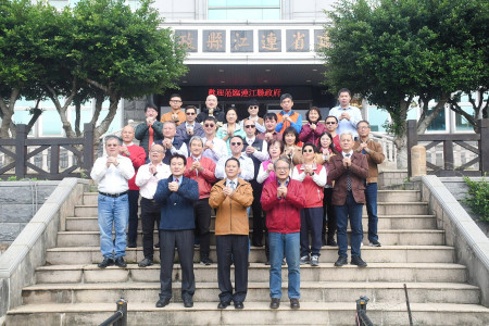 　縣府團隊22日進行114年賀歲影片拍攝，大團拜由縣長王忠銘、副縣長陳冠人、秘書長張龍德率主管一起恭祝大家蛇年行大運。（圖／文：曹重偉）