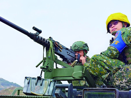 車裝武器射擊。