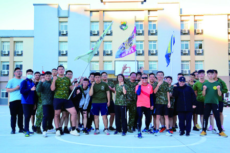 官兵合影留念。