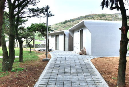 　東引安東坑道進行公廁增建及照明設施維修，以提升旅客旅遊的便利性。（圖／文：陳其敏）