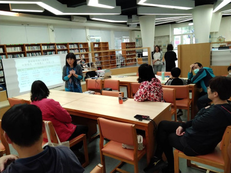 昨日,「親子共讀與教養」講座中,講師陳貞旬強調透過陪伴及引導,可以提升孩子閱讀興趣,並培養孩子的生活自理能力。(圖/文:黃沛宣)