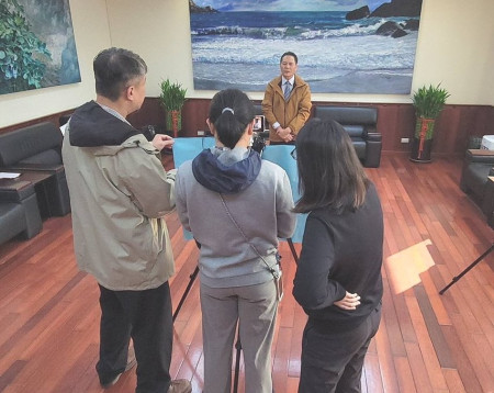 因應年節在即及詐騙高峰期,縣警局22日邀縣長王忠銘協助拍攝3段防詐宣導影片,預定114年1月起陸續在YouTube等平台播出。(圖/文:曹重偉)